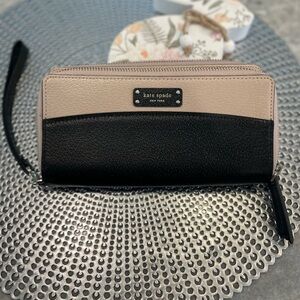 Kate Spade wristlet wallet